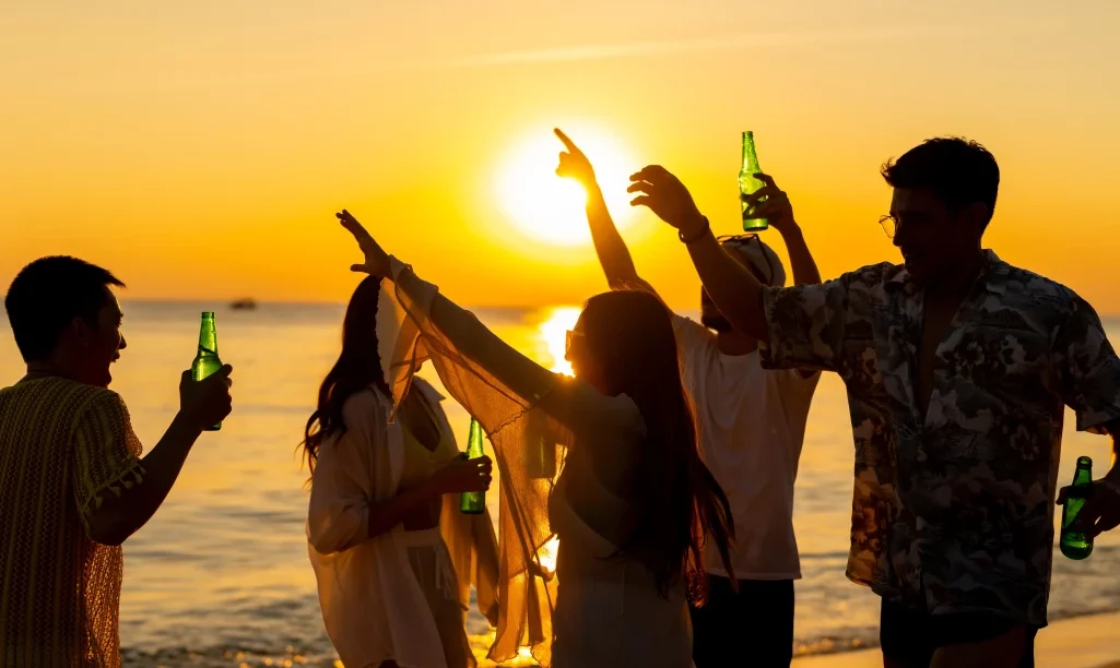 4 ζώδια που κάνουν εύκολα γνωριμίες στις διακοπές