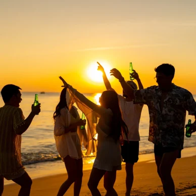 4 ζώδια που κάνουν εύκολα γνωριμίες στις διακοπές