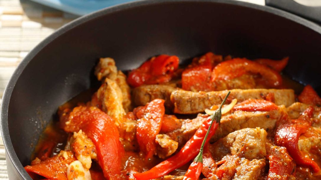 Χοιρινές μπριζόλες με σάλτσα από φρέσκες ντομάτες και πιπεριές Φλωρίνης