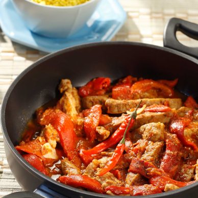 Χοιρινές μπριζόλες με σάλτσα από φρέσκες ντομάτες και πιπεριές Φλωρίνης