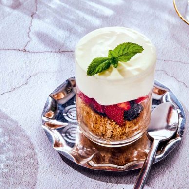 Εύκολο γλυκό σε ποτήρι με γιαούρτι και μούρα