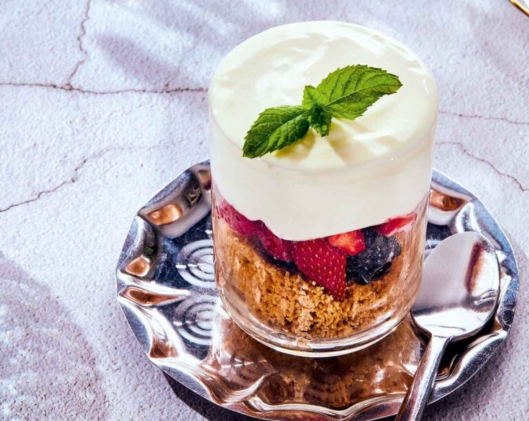 Εύκολο γλυκό σε ποτήρι με γιαούρτι και μούρα