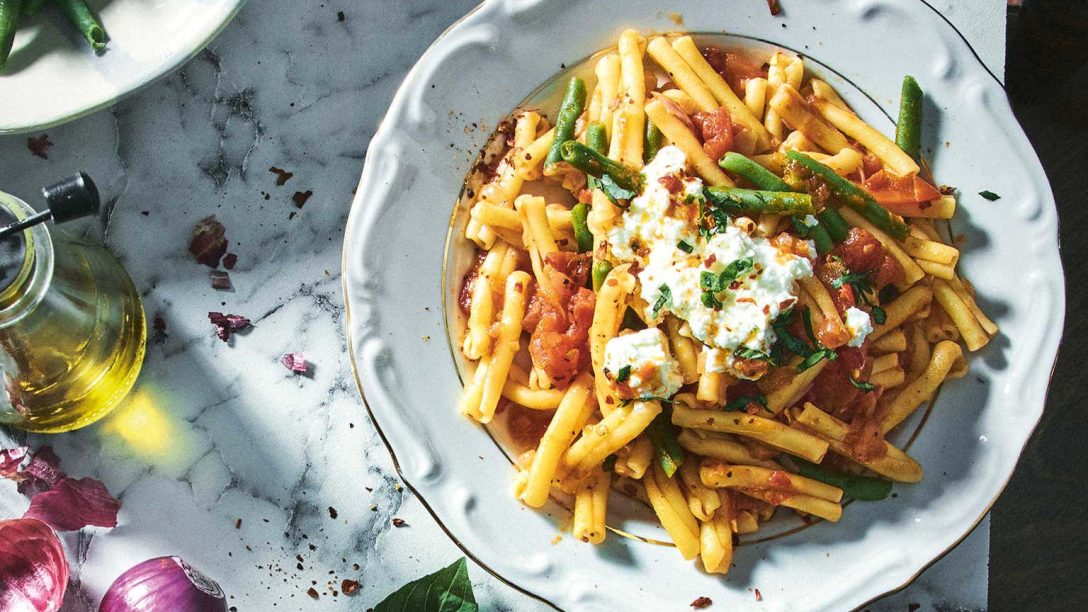 Στριφτάρια με φρέσκα φασολάκια και ντομάτα