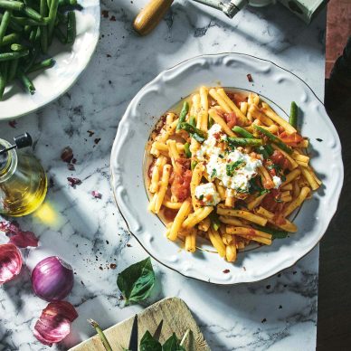 Στριφτάρια με φρέσκα φασολάκια και ντομάτα