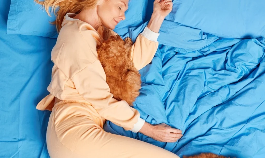 Οι γυναίκες κοιμούνται καλύτερα με τον σκύλο τους, παρά με τον σύντροφό τους – Και υπάρχει επιστημονική εξήγηση