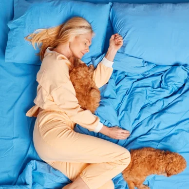 Οι γυναίκες κοιμούνται καλύτερα με τον σκύλο τους, παρά με τον σύντροφό τους – Και υπάρχει επιστημονική εξήγηση