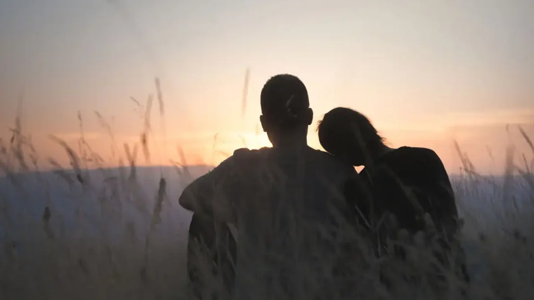 Όταν οι Ψυχές Αναγνωρίζονται: 5 Σημάδια Καρμικής Σχέσης