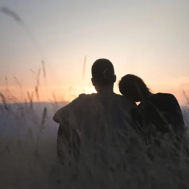 Όταν οι Ψυχές Αναγνωρίζονται: 5 Σημάδια Καρμικής Σχέσης