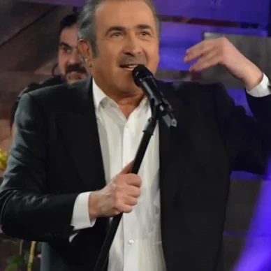 Λάκης Λαζόπουλος: Πάντρεψε την κόρη του στην Πάρο – Οι 100 καλεσμένοι και το γαμήλιο beach party