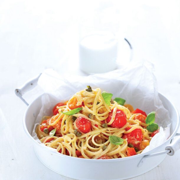 Λιγκουίνι με σάλτσα ντομάτας, γιαούρτι και κάππαρη