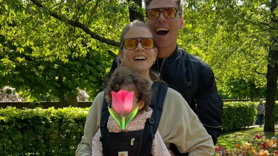 Δανάη Μιχαλάκη: Η τρυφερή φωτογραφία με την 1,5 έτους κόρη της από το σαλόνι του σπιτιού τους