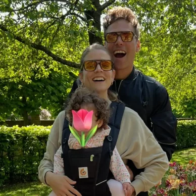 Δανάη Μιχαλάκη: Η τρυφερή φωτογραφία με την 1,5 έτους κόρη της από το σαλόνι του σπιτιού τους