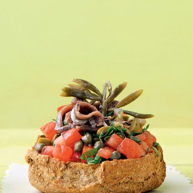 Ντάκος με αντζούγιες, ντομάτες και κρίταμο