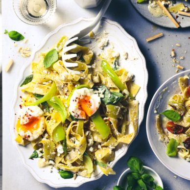 Παπαρδέλες με πιπεριές κέρατο και βασιλικό