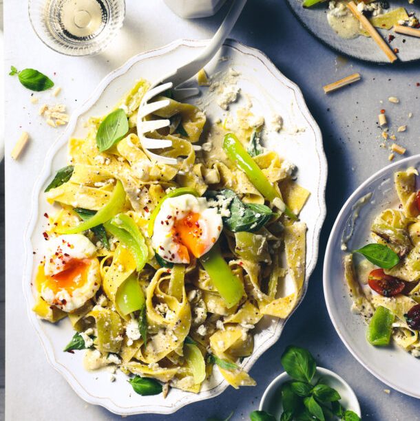 Παπαρδέλες με πιπεριές κέρατο και βασιλικό