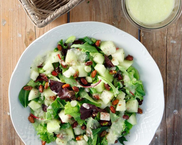 Πράσινη σαλάτα με πεπόνι, δυόσμο και φυστίκια Αιγίνης