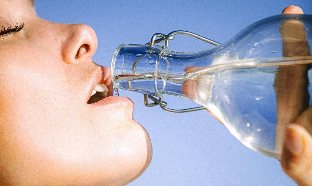 Έρευνα: Τα γυάλινα μπουκάλια έχουν έως και 50 φορές περισσότερα μικροπλαστικά, συγκριτικά με τα πλαστικά