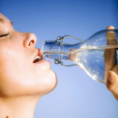 Έρευνα: Τα γυάλινα μπουκάλια έχουν έως και 50 φορές περισσότερα μικροπλαστικά, συγκριτικά με τα πλαστικά