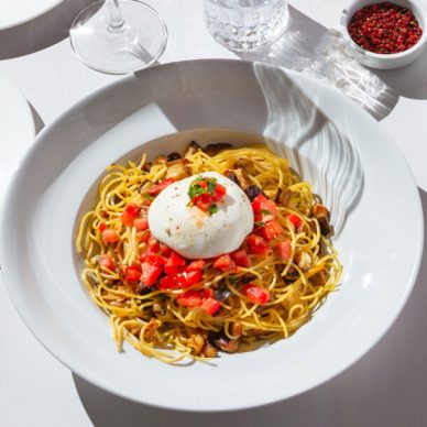 Σπαγγέτι με μελιτζάνες, ντομάτα και mozzarella burrata