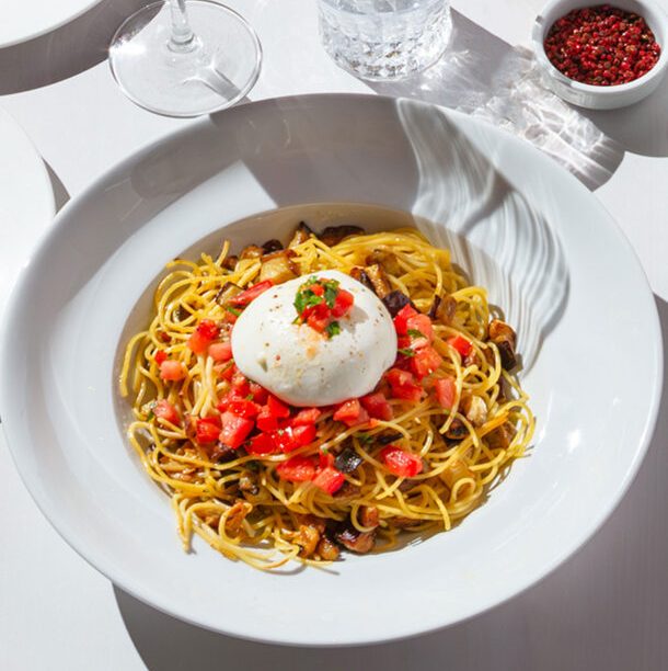 Σπαγγέτι με μελιτζάνες, ντομάτα και mozzarella burrata