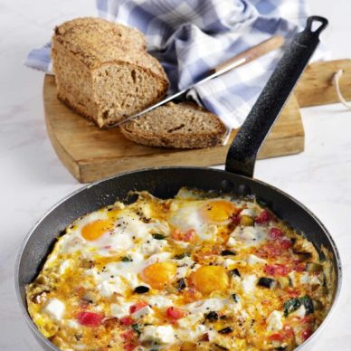 Στραπατσάδα με ντομάτα, μελιτζάνες και φέτα