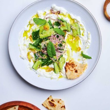 Σαλάτα με σκαστό αγγουράκι, σάλτσα γιαουρτιού και σκορδόλαδο