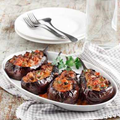 Τσακώνικες µελιτζάνες γεµιστές µε τας κεµπάπ