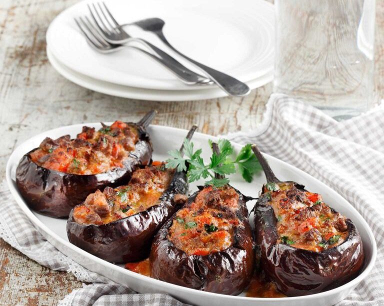 Τσακώνικες µελιτζάνες γεµιστές µε τας κεµπάπ