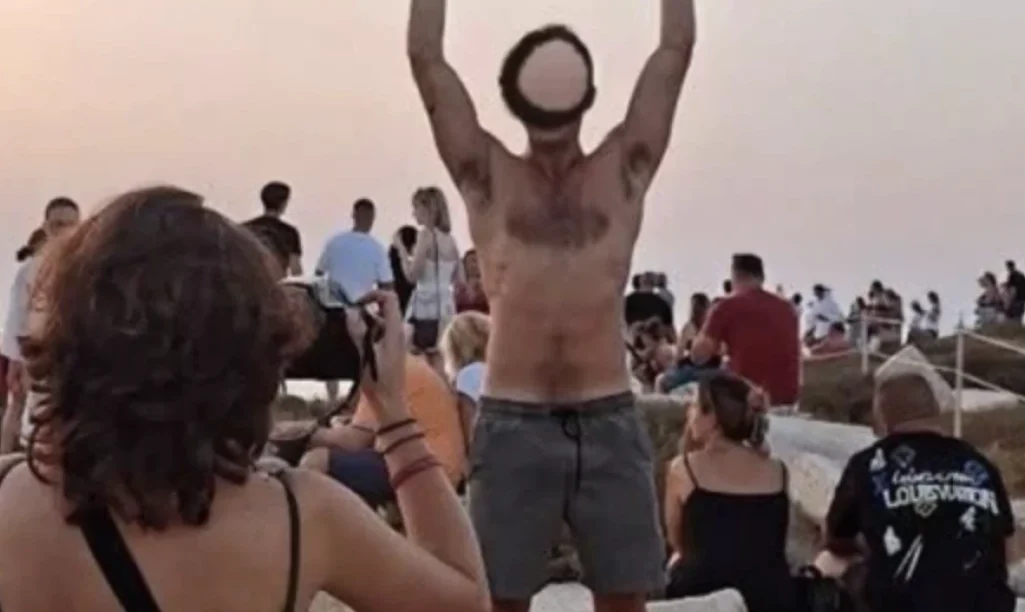 Νάξος: Σάλος με τουρίστα που σήκωσε στην Πορτάρα αρχαίο μάρμαρο για φωτογραφία