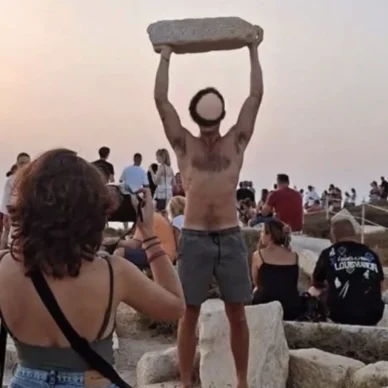 Νάξος: Σάλος με τουρίστα που σήκωσε στην Πορτάρα αρχαίο μάρμαρο για φωτογραφία