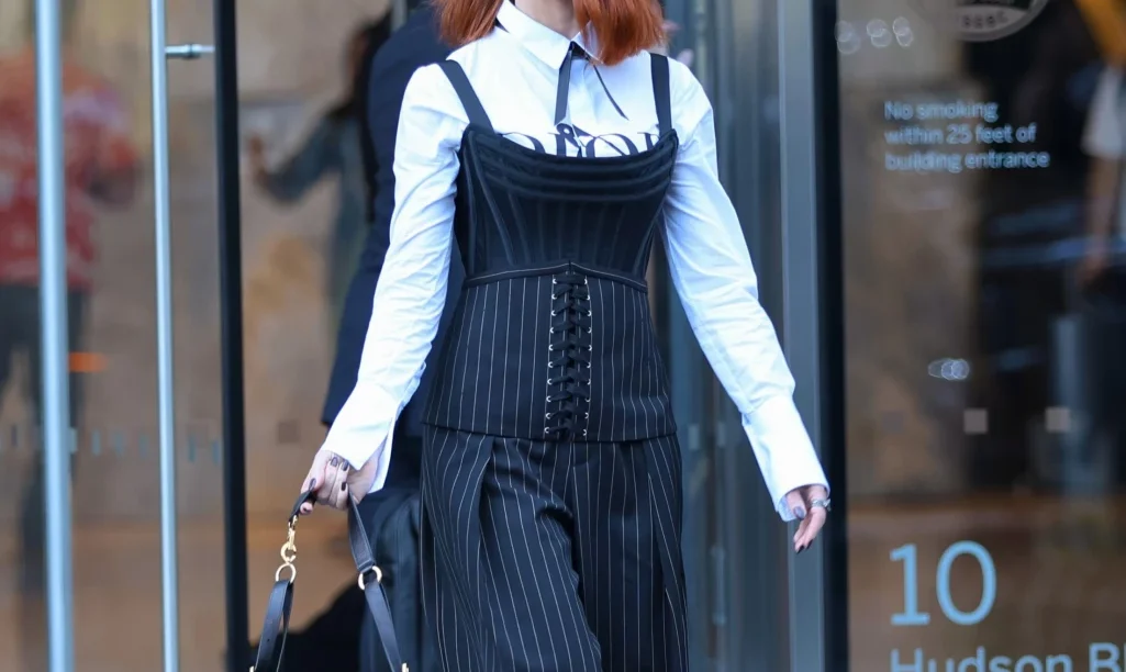 Η Έμιλι Μπλαντ φόρεσε τα πιο απρόσμενα cool παπούτσια στο σετ του «The Devil Wears Prada 2»