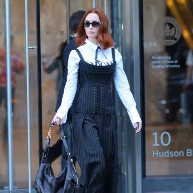 Η Έμιλι Μπλαντ φόρεσε τα πιο απρόσμενα cool παπούτσια στο σετ του «The Devil Wears Prada 2»