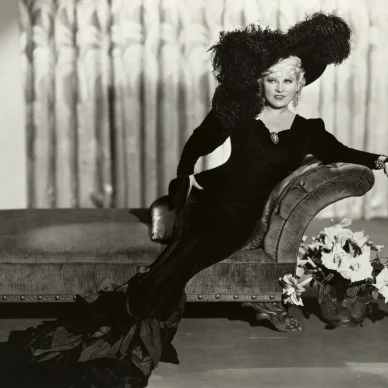 Πώς η αντισυμβατική Mae West απελευθέρωσε τις γυναίκες