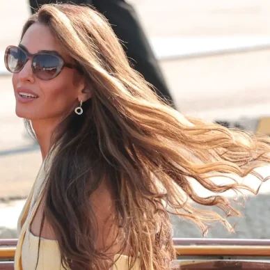 Amal Clooney: Κατέφθασε στο 82ο Φεστιβάλ Κινηματογράφου Βενετίας με το signature hairstyle της