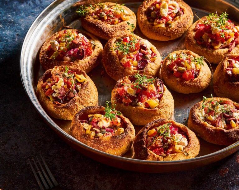 Χάχλες στον φούρνο, γεμιστές με λαχανικά και φέτα