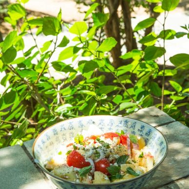 Χωριάτικη σαλάτα με ντομάτες και ροδάκινα