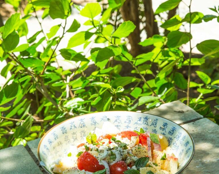 Χωριάτικη σαλάτα με ντομάτες και ροδάκινα
