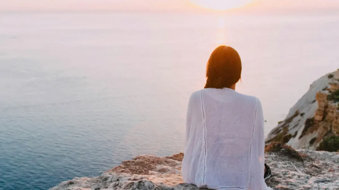 Οι 4 πεποιθήσεις που σε κρατούν μόνη μετά τα 40 (και δεν το καταλαβαίνεις)