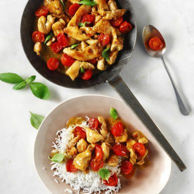 Φιλετάκια κοτόπουλου με ντοματίνια και βασιλικό