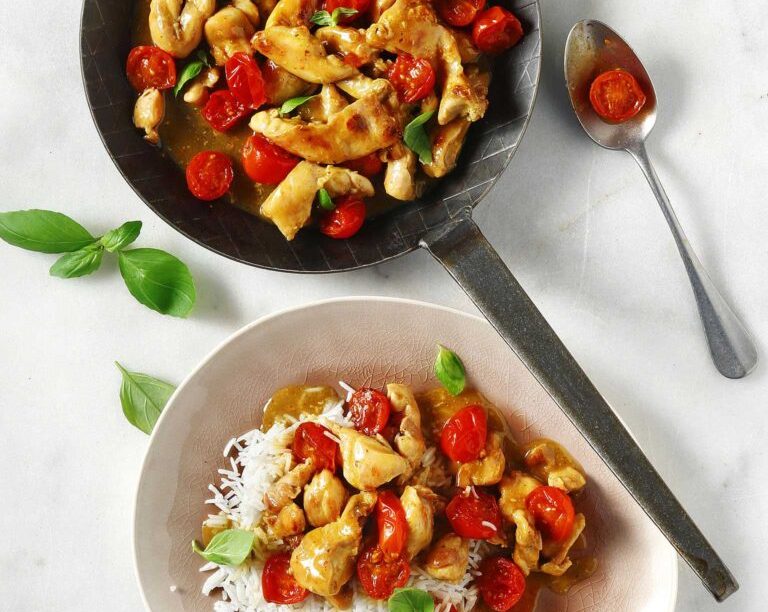 Φιλετάκια κοτόπουλου με ντοματίνια και βασιλικό