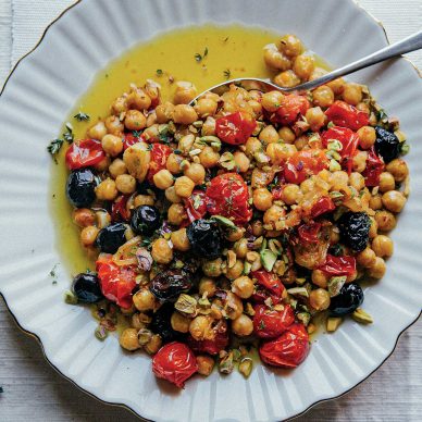 Φουρνιστά ρεβύθια με ντοματίνια, ελιές και φυστίκια Αιγίνης