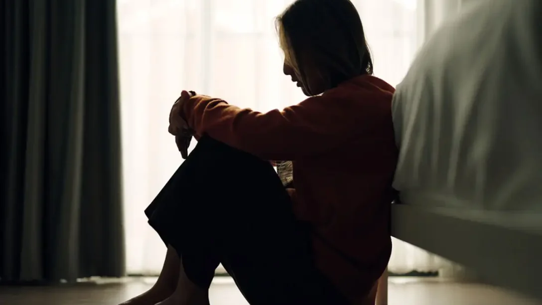 Όταν μια στενή φιλία τελειώνει: Πώς αντιδρά ο εγκέφαλός σου και πώς να προχωρήσεις