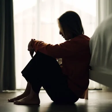 Όταν μια στενή φιλία τελειώνει: Πώς αντιδρά ο εγκέφαλός σου και πώς να προχωρήσεις