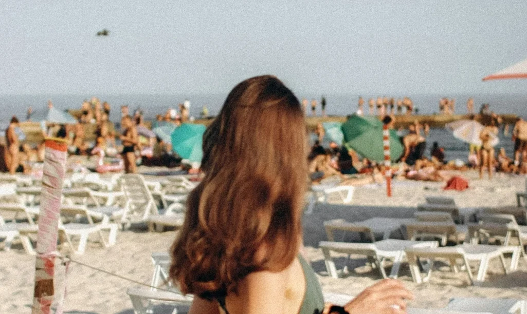 6 συνήθειες στην καθημερινότητά σου που σε κάνουν να γερνάς πιο γρήγορα από ό,τι νομίζεις