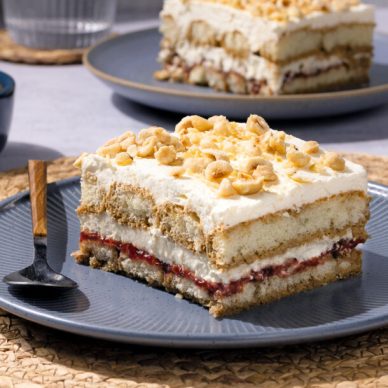 Γλυκό ψυγείου με σαντιγί και σαβαγιάρ