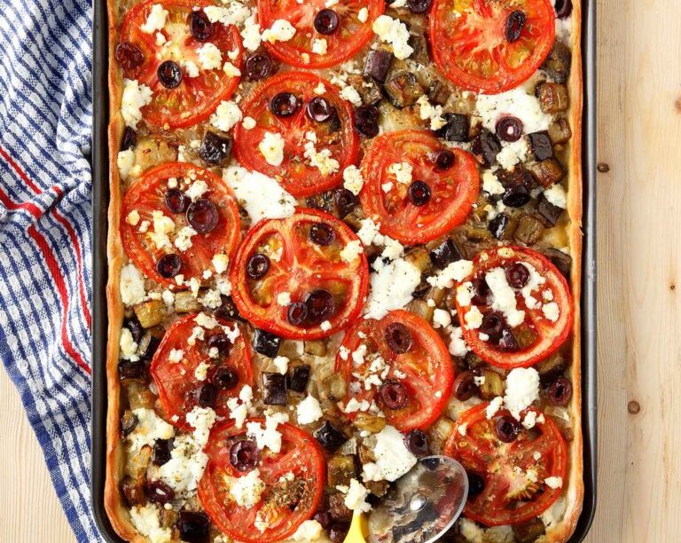 Γρήγορη πίτσα με μελιτζάνες, φέτα και ροδέλες ντομάτας
