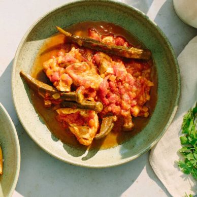 Κοτόπουλο με μπάμιες στην κατσαρόλα