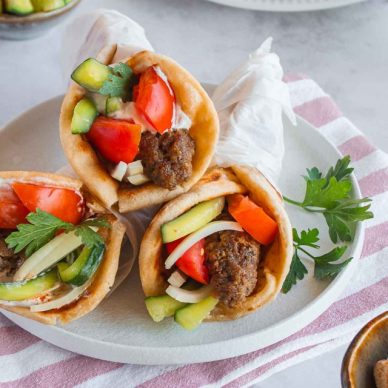 Μπιφτεκάκια σουβλάκι σε πίτα