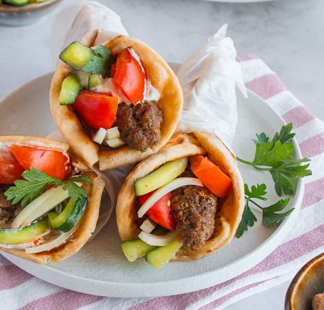 Μπιφτεκάκια σουβλάκι σε πίτα