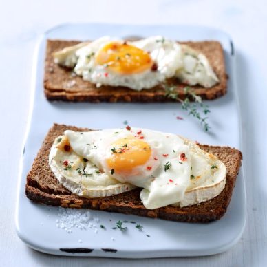 Μπρουσκέτες με κατσικίσιο τυρί, ροζ πιπέρι και αυγά μάτια